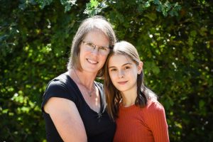 image of mother and daughter volunteering